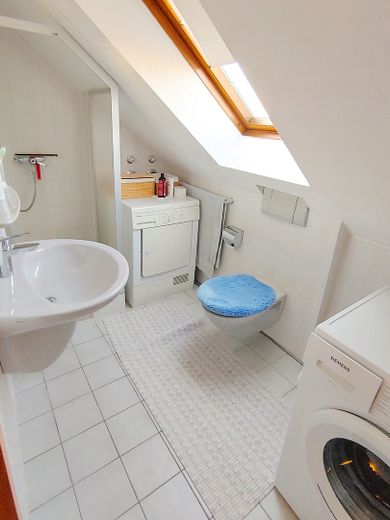 Avis aux investisseurs : duplex habité et meublé de 4 pièces avec cuisine, salle de bains et WC supplémentaires, dans un quartier calme proche du centre – Duschzimmer oben