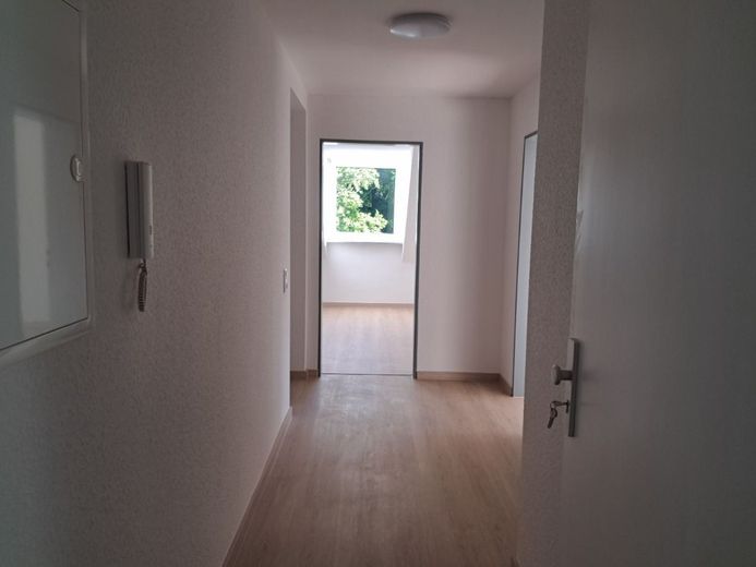 3-Zimmer-Mietwohnung in Holzminden/Neuhaus zu vermieten - Komplett renoviert/teilsaniert in 2025 – Flurbereich 1