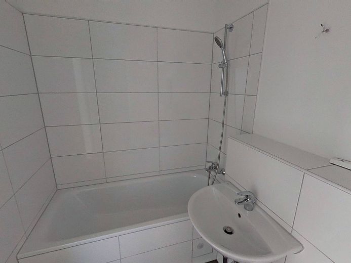 Moderno apartamento de 2 habitaciones con terraza privada y bañera en el sur de Burgdorf – Ansicht I: Bad