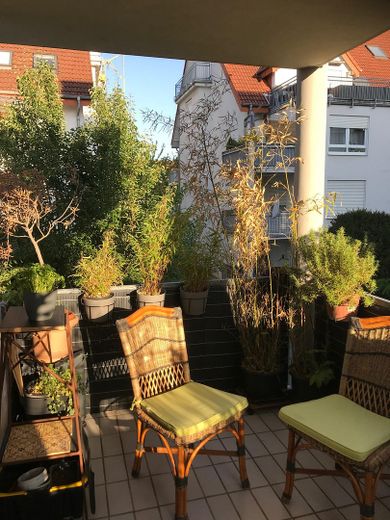 •Commission-free from private seller: Bright 3-room apartment with 2 balconies & underground garage – Balkon links