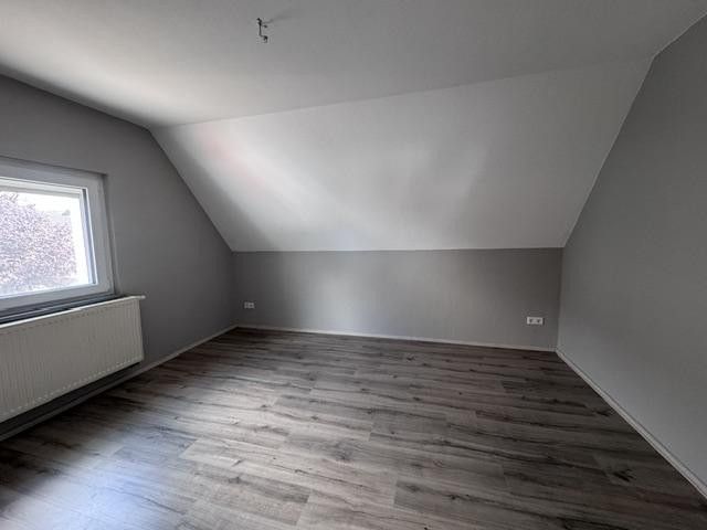 منزل شبه منفصل بحديقة واسعة، ومرأب مزدوج وغير ذلك الكثير في 61197 Florstadt-Stammheim – Schlafzimmer 1 DG