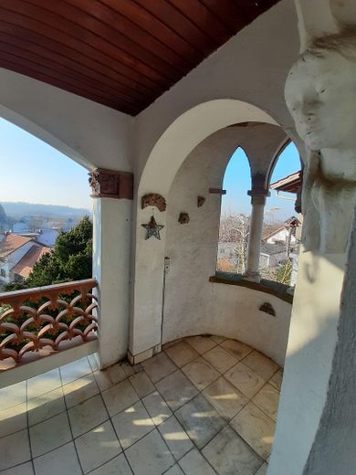 Balkon mit kleinem Turm