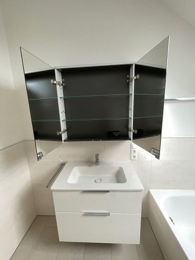 Stylowe 3-pokojowe mieszkanie na poddaszu z tarasem dachowym o powierzchni 32 m² od strony południowej – Spiegelschrank