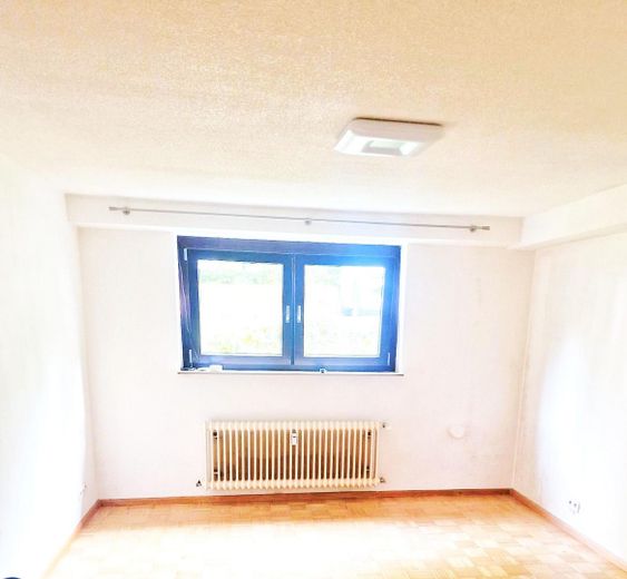 Appartamento monolocale parzialmente ristrutturato in una posizione residenziale molto richiesta! – Wohnzimmer
