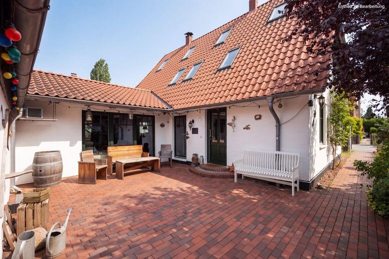 Family home with sauna, practice, cold room, barbecue hut, photovoltaic system and large garden in Horn-Lehe – Hof