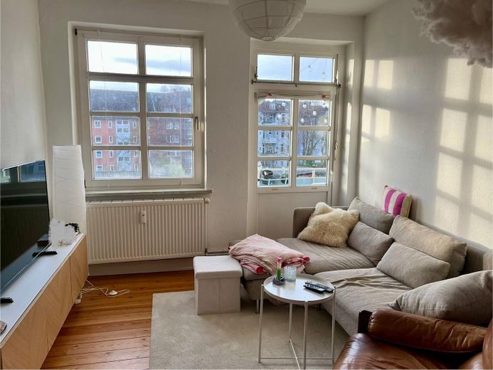 Blücher: heller, solider, Altbau und DG-Neubau - Perfekt für Eigennutzung oder Kapitalanlage – Wohnzimmer