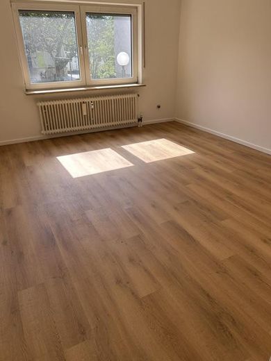 Appartamento ristrutturato di 3,5/4 locali con balcone nel centro di Weiden – Wohnzimmer