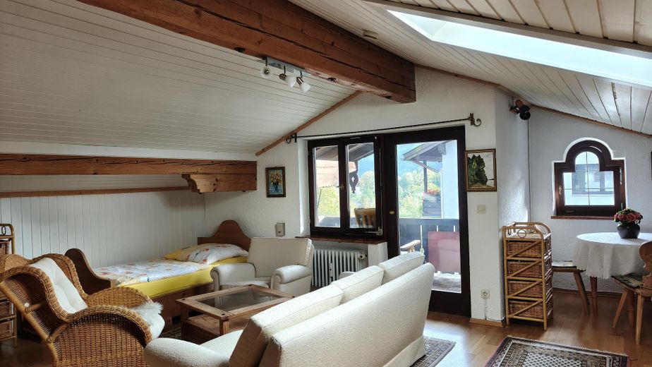 Möbliertes 1 Zimmer Appartment mit Bergblick – Wohnraum