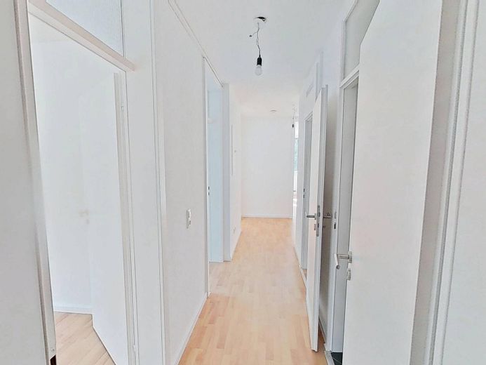 Luminoso appartamento di 3 locali con balcone e vasca da bagno nel centro città – Ansicht II: Flur