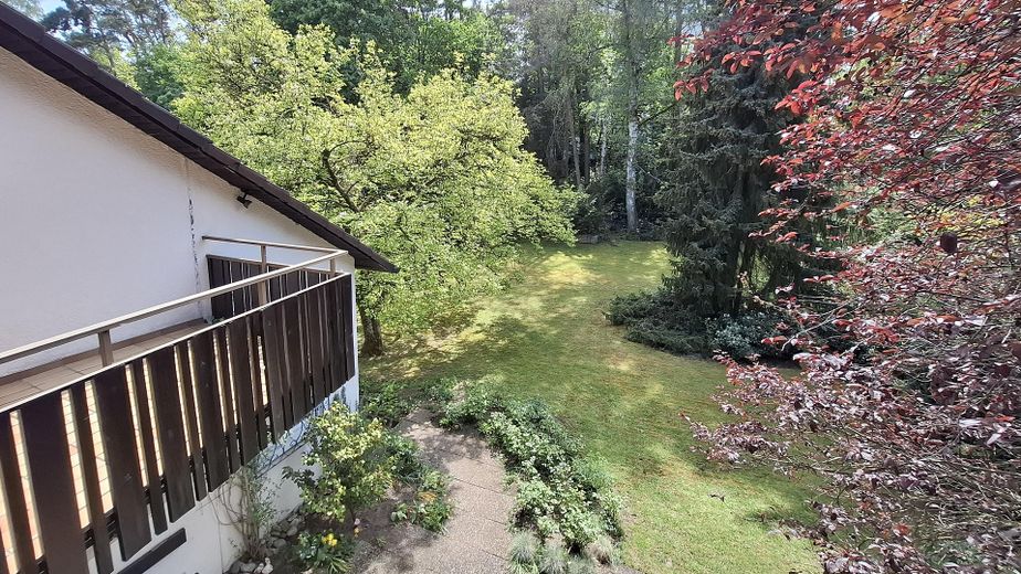 Ampia casa di architetto con giardino da sogno in posizione centrale, da privato – Balkonblick in den Garten