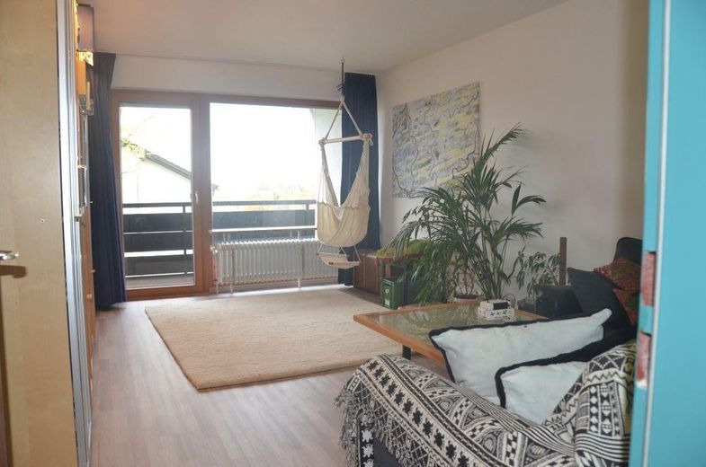 Traumhafte Wohnung mit großem Balkon und Fernblick in Murnau a. Staffelsee – Wohnzimmer