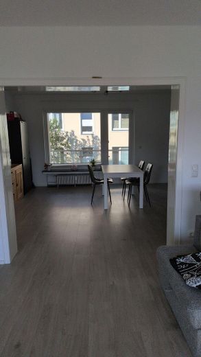 3,5 Raum-Whg. City, 2 Balkone, modernisiert, Bad: Wanne + Dusche + Fenster – Blick in Essbereich
