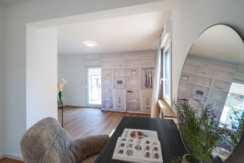 Provisionsfrei und sofort bezugsfertig: Renoviertes EFH mit Garten – Jugenzimmer mit Balkon