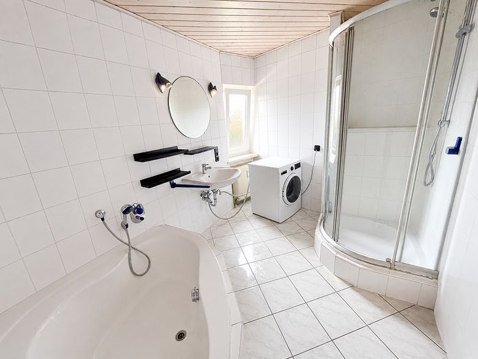 Große 4 Zimmer -Wohnung auf 2 Etagen mit 136 m² Wohnfläche, Balkon und Innenhof – Bad