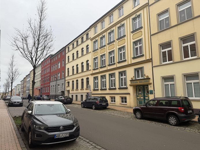 1-Zimmer-Dachgeschosswohnung mit Balkon und neuer Einbauküche – Außenansicht