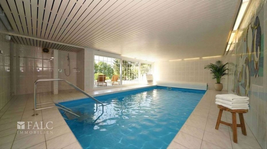 Repräsentatives Anwesen mit Wellnessbereich und eigenem Waldbestand - FALC Immobilien – Für die Fitness