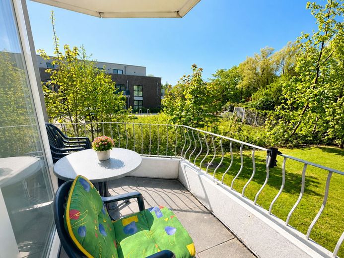 Urlaub beginnt hier - helle Ferien-Wohnung mit 
Balkon &amp; Sauna an der Nordsee in Dorum-Neufeld – Sonnenstunden mit Blick ins Grüne genießen