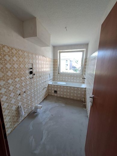 Helle Wohnung (wird saniert) in gepflegtem Haus im Zentrum. Stellplatz/Garage möglich. – Bad - noch in Arbeit
