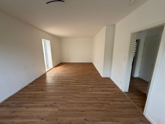 Zweifamilienhaus mit 3 Garagen – Wohnzimmer EG