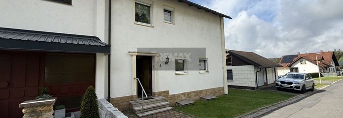 Charmante Doppelhaushälfte mit Gartenidylle und traumhafter Aussicht in Fichtelberg – Bild 1