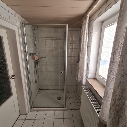 Жилой и коммерческий дом с магазином, амбаром и 3 гаражами — 1.030 м² в центре населённого пункта, без комиссии – OG: Bad mit Dusche