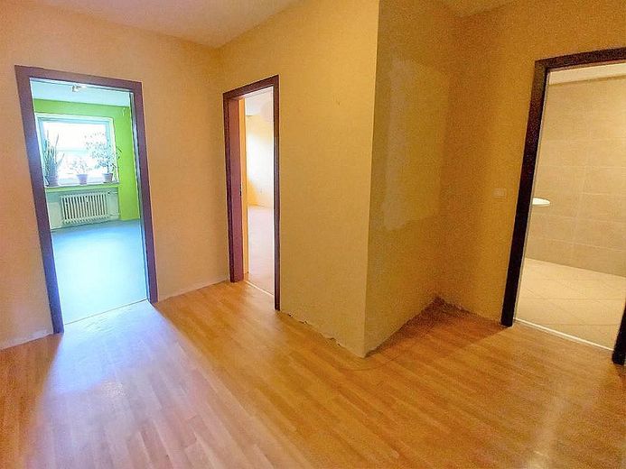 CITYHOUSE: Gut geschnittene Etagenwohnung mit großem Balkon, Keller und eigener Garage – Wohnungsflur