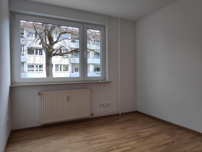 Appartamento al piano rialzato a Neuhausen, 3 1/2 locali, completamente ristrutturato, cucina componibile, Internet 1 Gb/s, 800 m fino alla S-Bahn – Foto 17