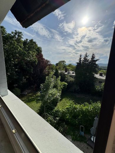4-Zimmer-Wohnung mit traumhaften Taunusblick und eigenem Garten – Tanusblick und Garten