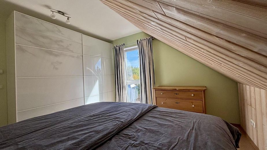 Jasny, energooszczędny dom jednorodzinny w spokojnej lokalizacji na obrzeżach Ansbach – Schlafzimmer 1, Ostseite