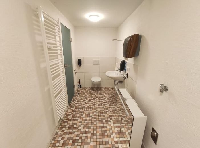 Laden- oder Bürofläche (links,zentral gelegen) – WC / Dusche Bild 3