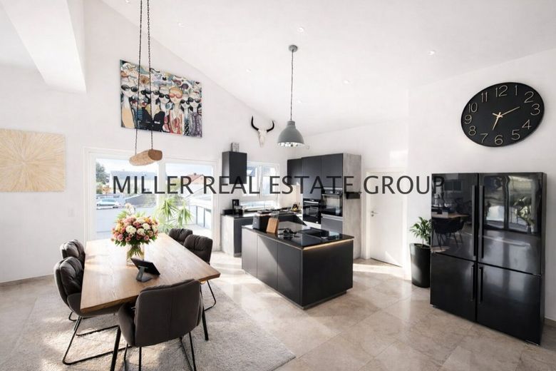 Exklusive Luxusvilla in 85095 Denkendorf - Einliegerwohnung, XXL-Garage, Südgarten &amp; unverbaubarer Weitblick! – offener Wohnbereich