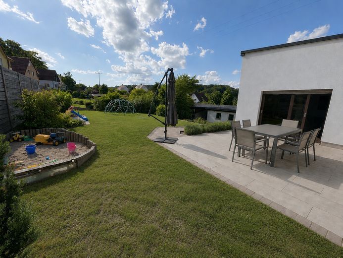 Architekten-Bungalow mit großem Grundstück und Baupotenzial – Blick in den oberen Garten 