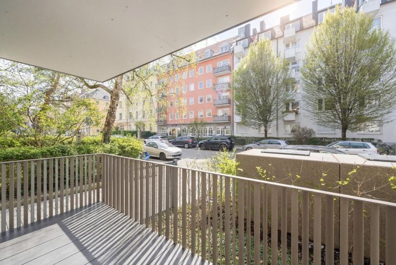 Energetisch saniertes Haus - Ruhige 2,5-Zimmer Wohnung im Hochparterre in der Maxvorstadt – Balkon