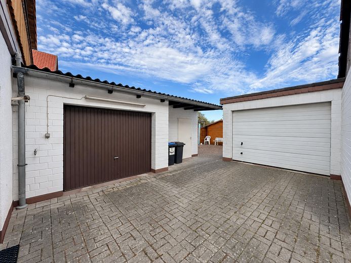 Two-family house with two garages and a large garden in Berka – 2 Garagen