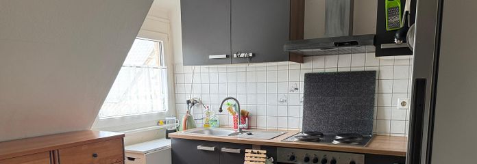 ZEITMIETVERTRAG! 2-Zimmer-Dachgeschosswohnung m. EBK u. großen Garten in KN Uninähe