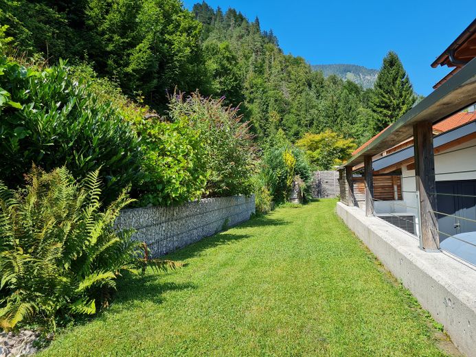 Detached house designed for two generations with mountain views in a sunny location – PRIVATE SALE – Gartenteil mit Gabione