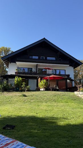 Lujoso apartamento de 2 habitaciones completamente renovado con balcón orientado al sur y vistas al jardín – Haus vom Garten