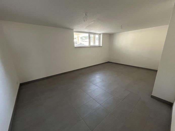 203 m² | Neubau 2021 | Garten | 2 Garagen | Wärmepumpe | Frensdorf – UG Zimmer 1