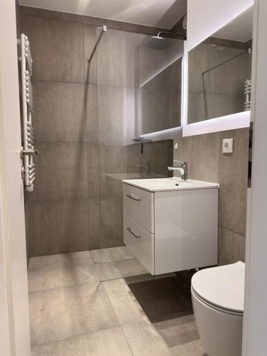 Jasne, nowocześnie umeblowane mieszkanie z balkonem – Bad