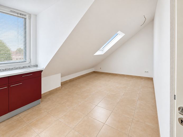 Schöne DG-Wohnung mit Einbauküche im Herzen Haar's – Küche Bereich Esstisch