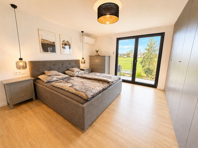 Casa unifamiliare moderna in posizione ai margini del paese, con molta privacy – senza provvigione – Schlafzimmer 2