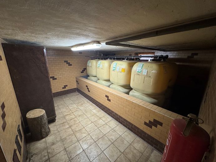 Gr. Einfamilienhaus in Wassernähe, Keller, Grün, 2 getrennte Wohnungen möglich. – Foto 11