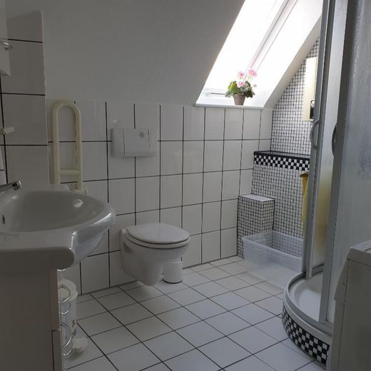Voll möblierte 76 m² DG-Wohnung in Steinfeld – ab sofort frei – Bad