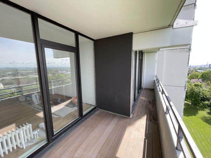 Große, überdachte Loggia