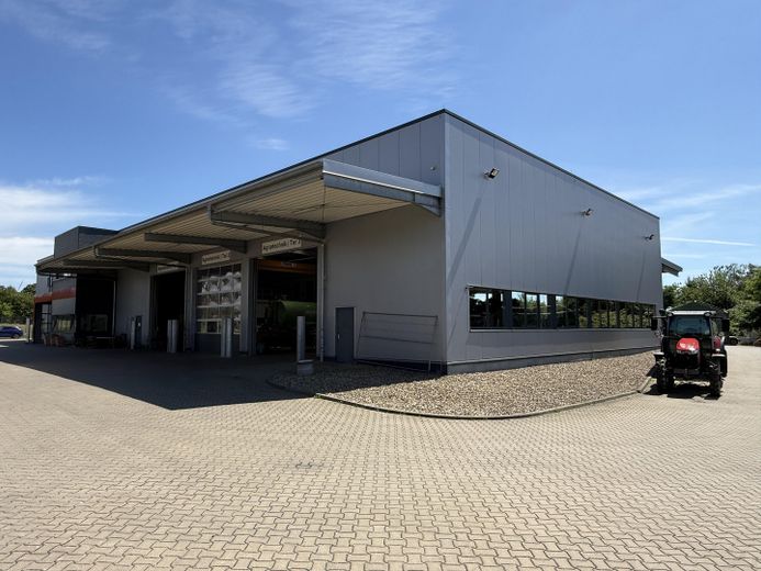 Modernes Technikcenter mit Ausstellungshalle und großem Grundstück direkt an der B444 – Außenansicht