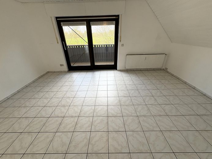 Exklusives Wohnen mit Garten, Neubezug n.Renovierung mit 2 großzügigen Balkonen – geräum. Wohn-Eßzi.m.Balkonz