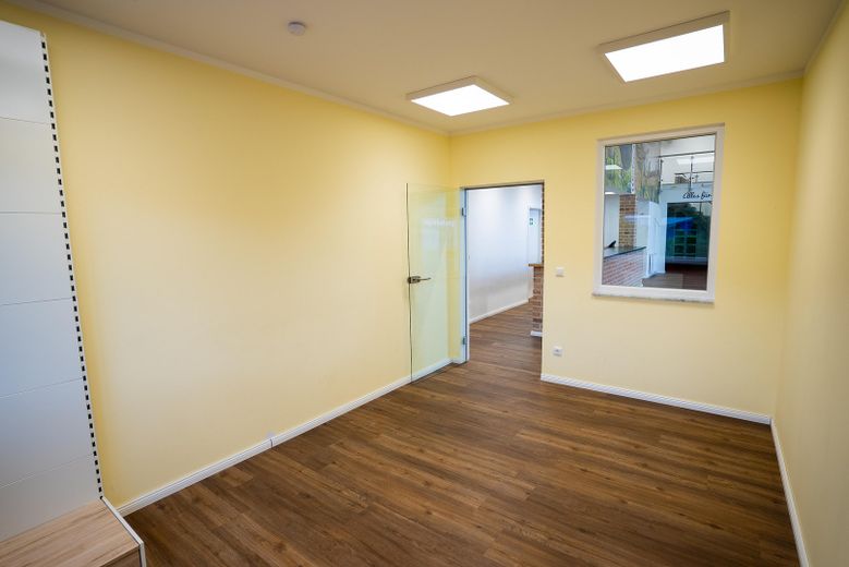 Repräsentive Gewerbeimmobilie mit Einliegerwohnung – Büro 2 hv