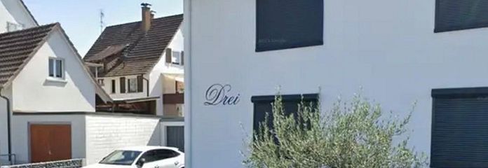 Haus mit Parkplatz Ansicht Str