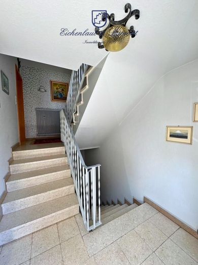 Freistehendes 1-2 Familienhaus in zentrums-und naturnaher Lage, sofort nutzbar – Treppenhaus