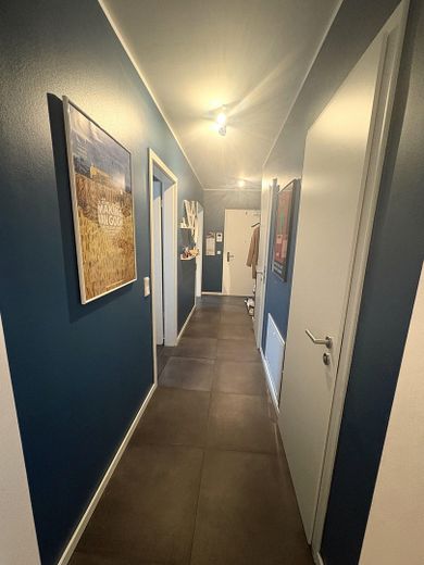 Exklusive 4-Zimmer-Gartenwohnung mit ca. 290 m² Garten und Hausgefühl am Riedberg – Flur
